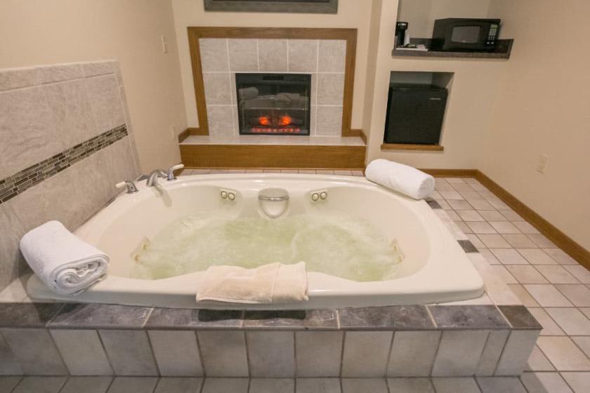 Berlin Carriage House jetted tub